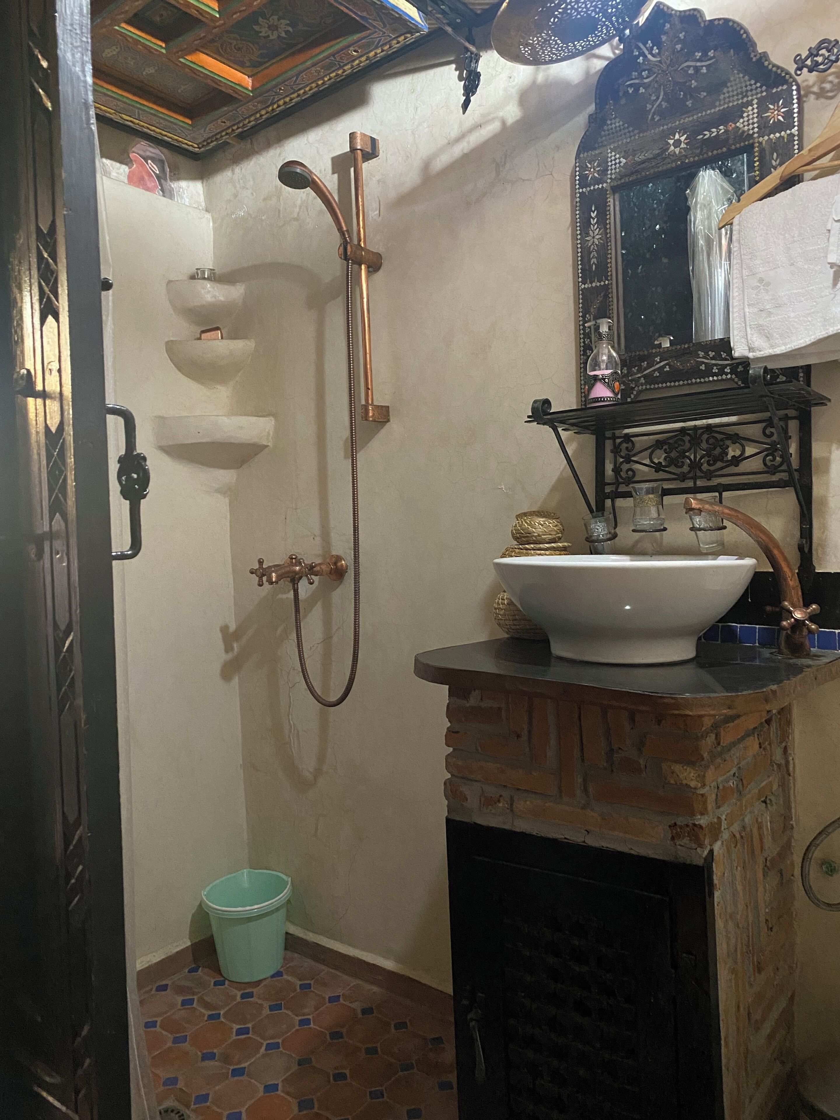 Un bagno con doccia, lavandino e specchio.