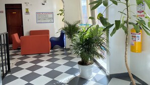 Coin salon dans le hall