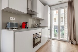 Kylskåp, mikrovågsugn, ugn och spishäll