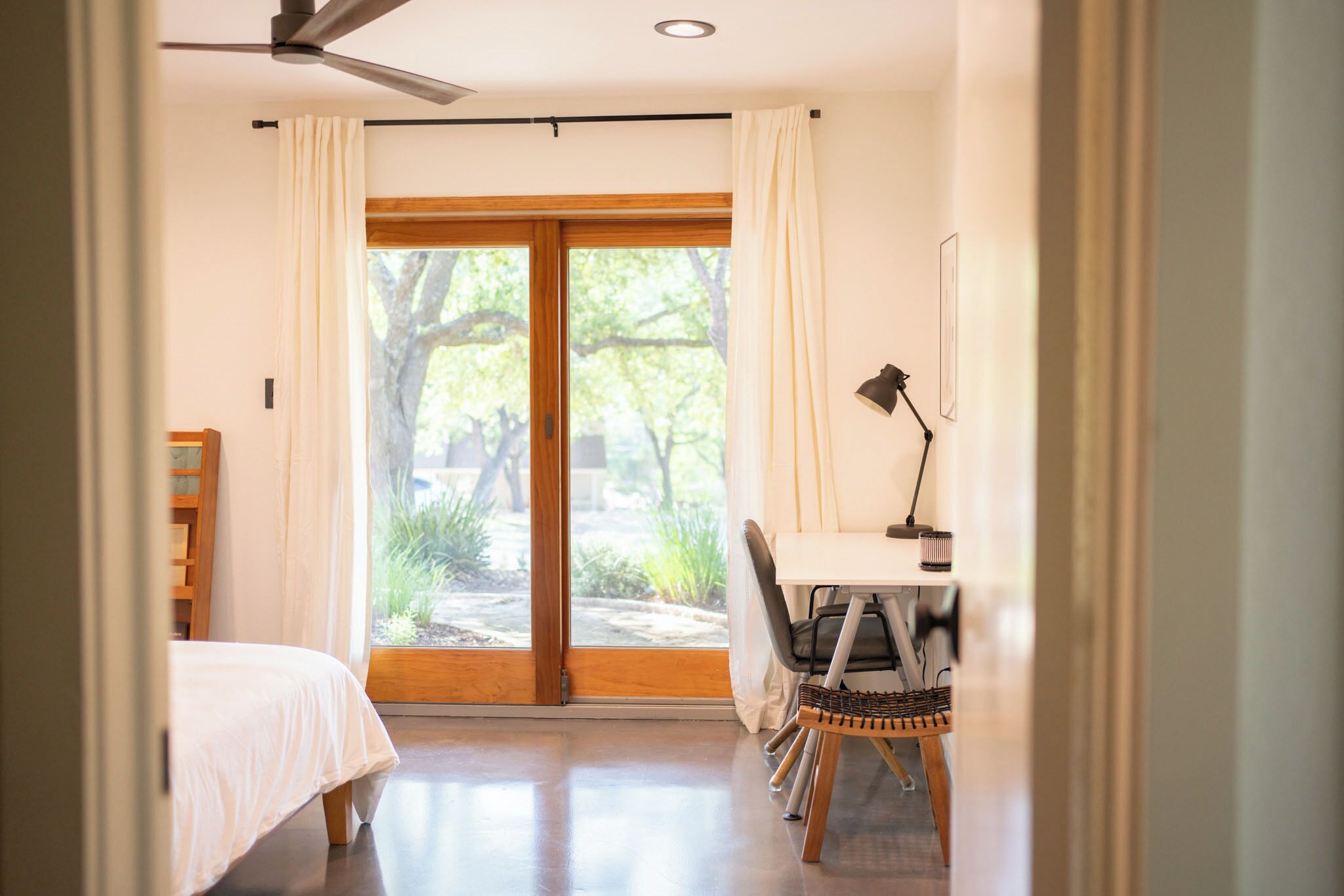 3 chambres, bureau, fer et planche à repasser, lit de bébé portatif