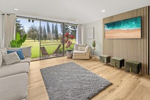 Smart TV, offices - 4 bedroom Condo sleeps 10, Private Hot Tub, Lanai, Golf Course Sunset View (Kahuku)