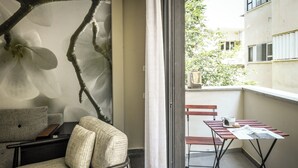 A balcony with a table, chairs, and a sofa. - White Blossom Dizengoff CTR by SeaN'Rent (Tel Aviv)