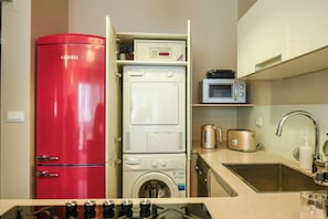 Apartamento | Cozinha privada | Geladeira, micro-ondas, cooktop, lava-louças