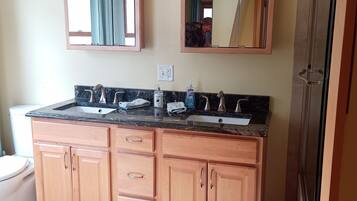 Baignoire Ă jets, sĂšche-cheveux, serviettes fournies, savon