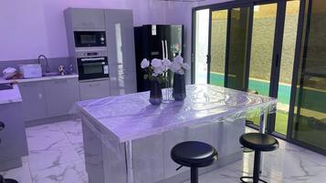 Casa de luxe, 3 dormitoris, piscina privada, vistes a la ciutat | Zona per cuinar compartida | Trona