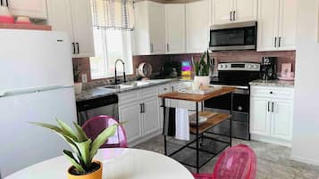 Een koelkast, een magnetron, een oven, een kookplaat