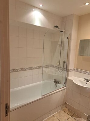 Hair dryer, towels - Wimbledon Apartment Is a Fantastic 1 Bedroom Apartment in the centre of Wimbledon with free parking! (Greater London)