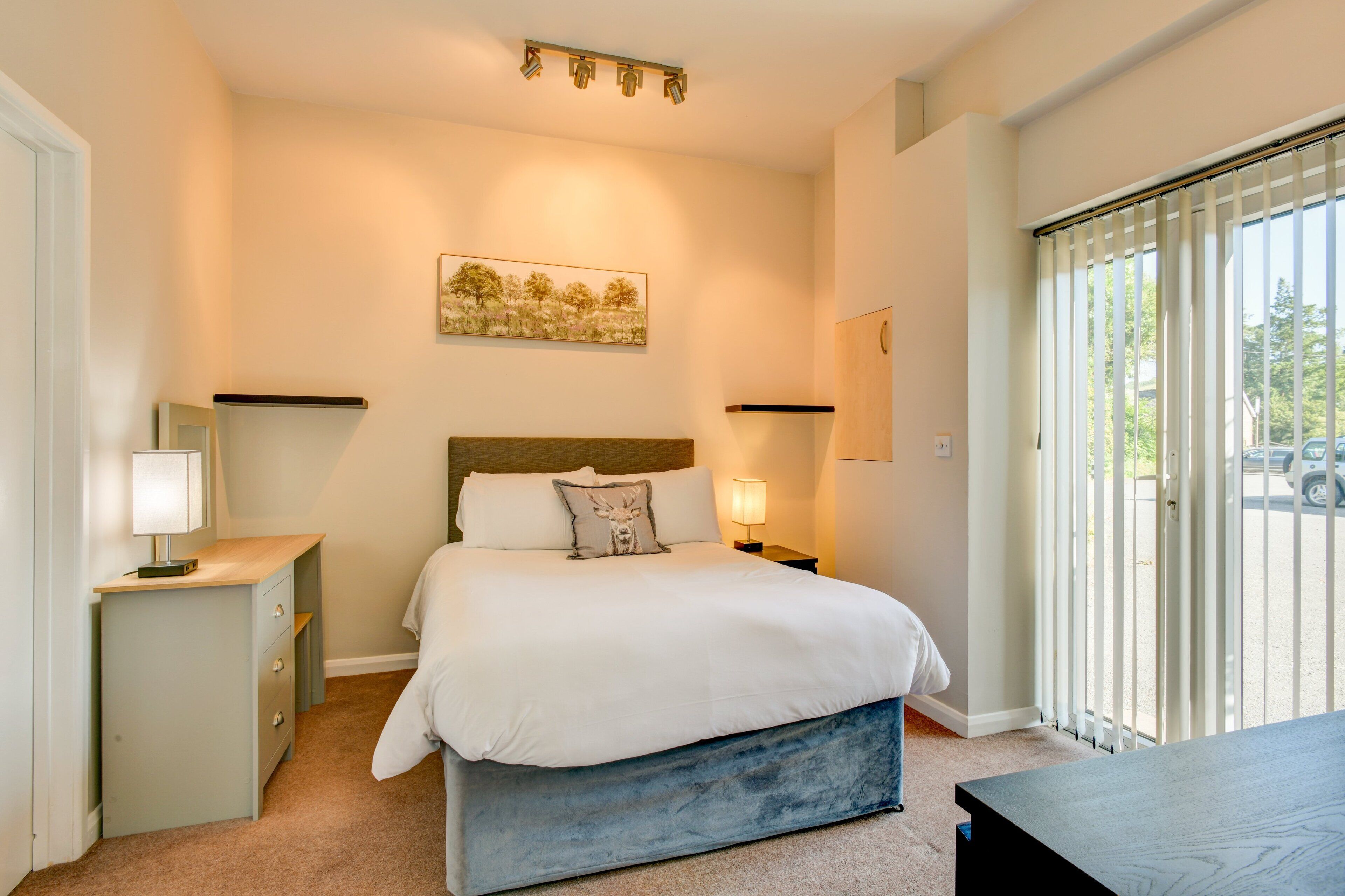 3 soverom, strykejern/-brett, internettilgang og sengetøy