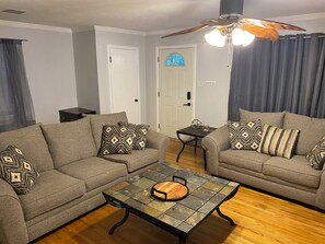 Living area - Lakewood Hideaway (North Little Rock)