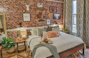 2 soverom, skrivebord, strykejern/-brett og reiseseng for barn