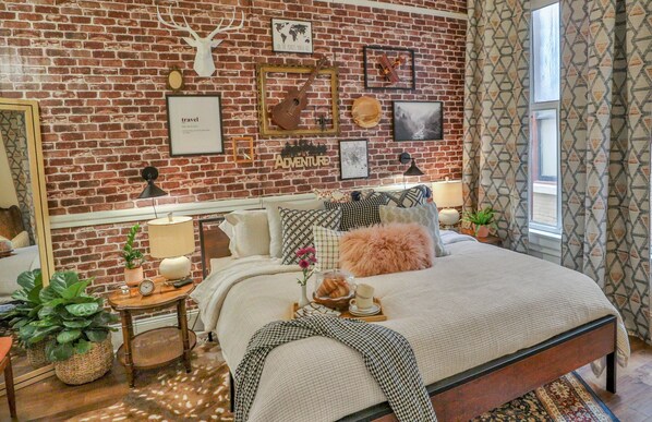 2 habitaciones, escritorio y tabla de planchar con plancha 