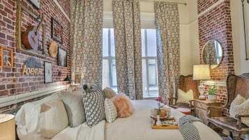 2 Schlafzimmer, Schreibtisch, Bügeleisen/Bügelbrett, Reisekinderbett