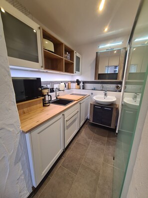 Fridge, microwave, oven, stovetop - Apartment 'Haus Waldstein Kraxler Single' with Shared Garden and Wi-Fi (Weißenstadt)