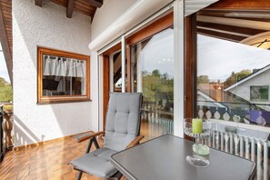 Outdoor dining - Apartment "Fernsicht" with Mountain View, Balcony & Wi-Fi (Zwiefalten)