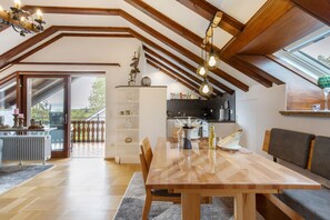 Dining - Apartment "Fernsicht" with Mountain View, Balcony & Wi-Fi (Zwiefalten)