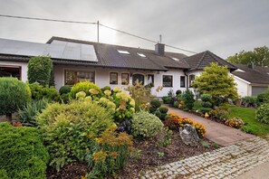 Exterior - Apartment "Fernsicht" with Mountain View, Balcony & Wi-Fi (Zwiefalten)