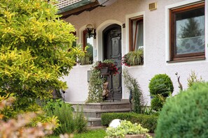 Exterior detail - Apartment "Fernsicht" with Mountain View, Balcony & Wi-Fi (Zwiefalten)
