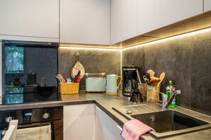 Fridge, oven, stovetop, dishwasher