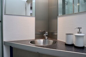 Douche, séchoir à cheveux, serviettes fournies