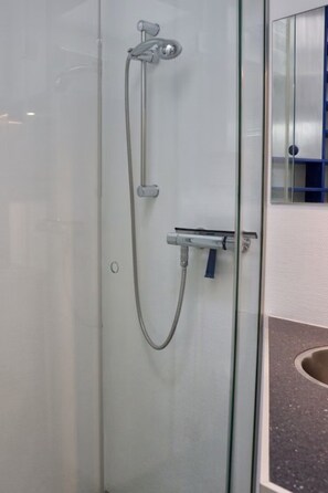 Douche, sèche-cheveux, serviettes fournies