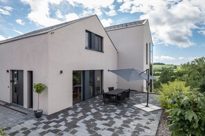 Outdoor dining - Vacation Home "Gold Haus" with Private Terrace & Wi-Fi (Weilheim)