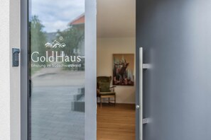 Interior - Vacation Home "Gold Haus" with Private Terrace & Wi-Fi (Weilheim)