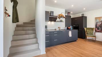 Kylskåp, mikrovågsugn, ugn och spishäll