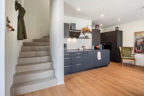 Fridge, microwave, oven, stovetop - Vacation Home "Gold Haus" with Private Terrace & Wi-Fi (Weilheim)