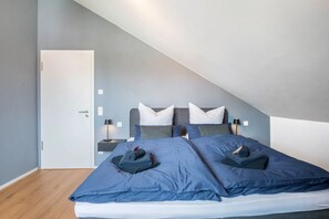 2 bedrooms, desk, iron/ironing board, free WiFi - Vacation Home "Gold Haus" with Private Terrace & Wi-Fi (Weilheim)