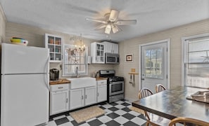 Fridge, microwave, oven, stovetop - Nostalgic beach cottage (Oak Island)