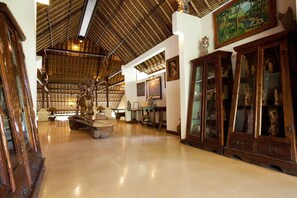 Interior - The selling in Ubud, Barong Resort and Spa, with traditional Balinese decoration (Ubud)