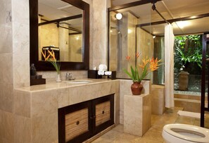 Hair dryer, bidet, towels, soap - The selling in Ubud, Barong Resort and Spa, with traditional Balinese decoration (Ubud)