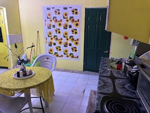 Fridge, oven, stovetop, coffee/tea maker
