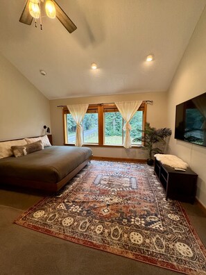 5 bedrooms, desk, iron/ironing board, free WiFi - Golden Grove On the River! Amazing home above the Smith River. (Crescent City)