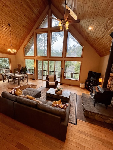 Golden Grove On the River! Amazing home above the Smith River.