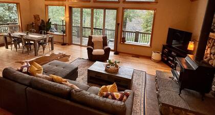 Golden Grove On the River! Amazing home above the Smith River.