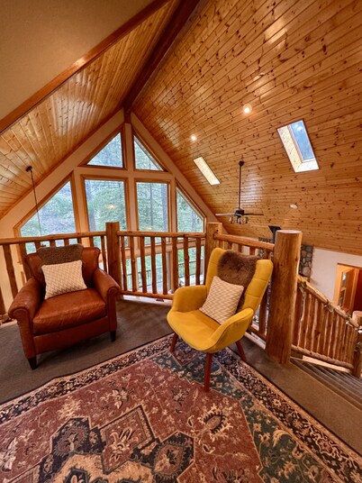 Golden Grove On the River! Amazing home above the Smith River.