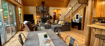 Golden Grove On the River! Amazing home above the Smith River.