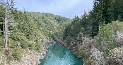 Golden Grove On the River! Amazing home above the Smith River.