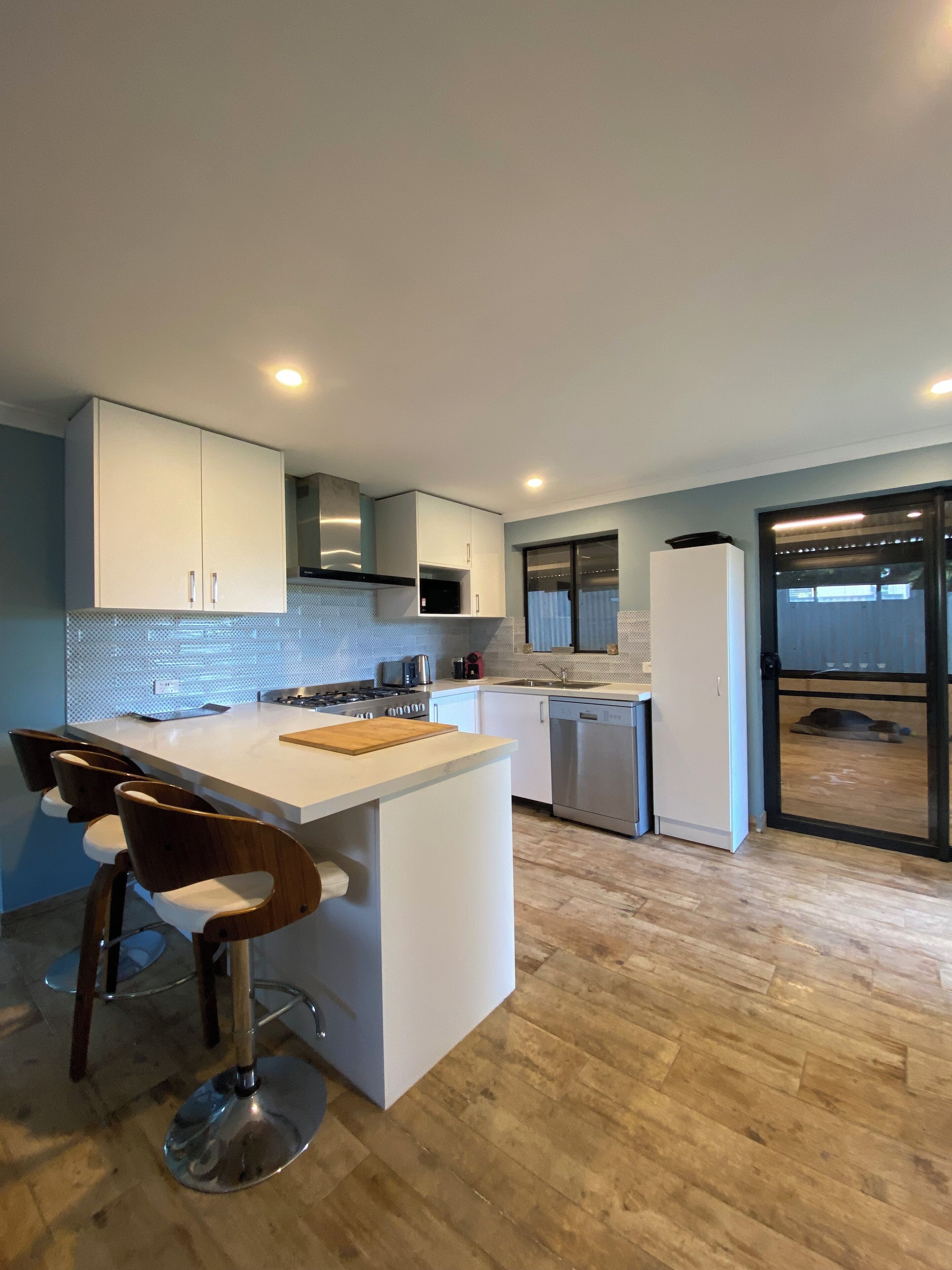 Køleskab, mikrobølgeovn, ovn, kogeplade