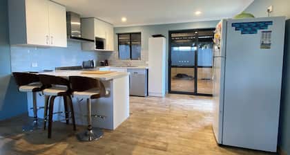 Starfish Beach Shack - New, Stylish and Spacious