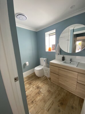 Haartrockner, Handtücher, Seife, Toilettenpapier