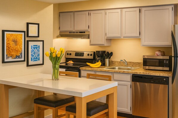 冷蔵庫、電子レンジ、オーブン、コンロ