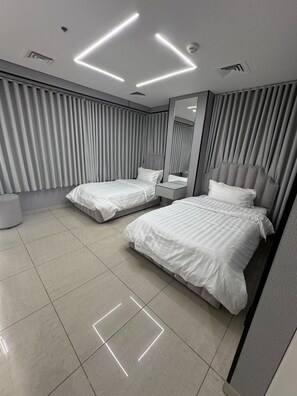 Appartement familial, 2 chambres, vue sur la ville, en face de la plage | Rideaux d’obscurcissement, fer et planche à repasser