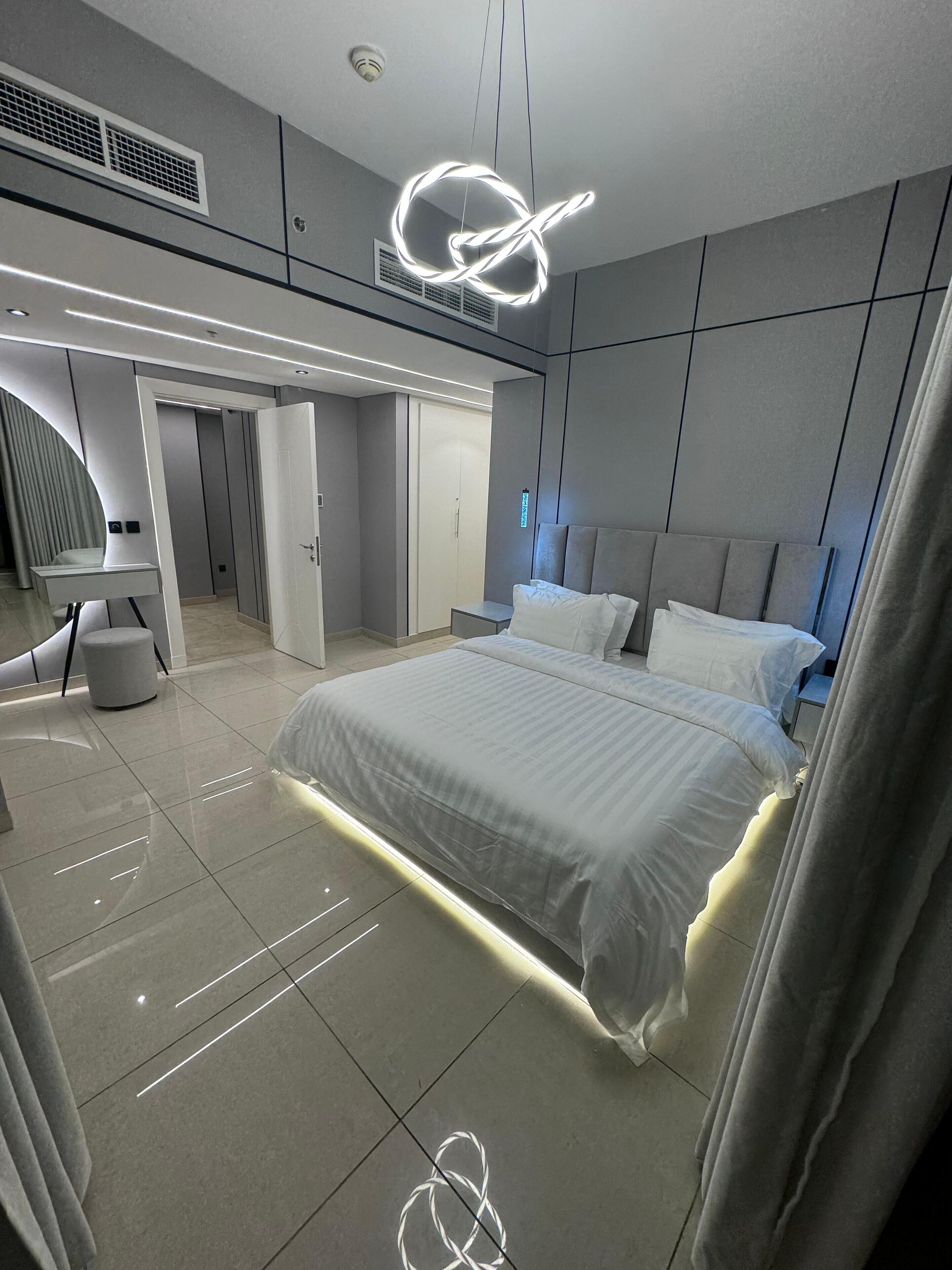 Appartement familial, 2 chambres, vue sur la ville, en face de la plage | Rideaux d’obscurcissement, fer et planche à repasser