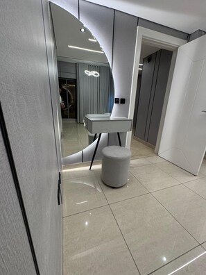 Appartement familial, 2 chambres, vue sur la ville, en face de la plage | Rideaux d’obscurcissement, fer et planche à repasser