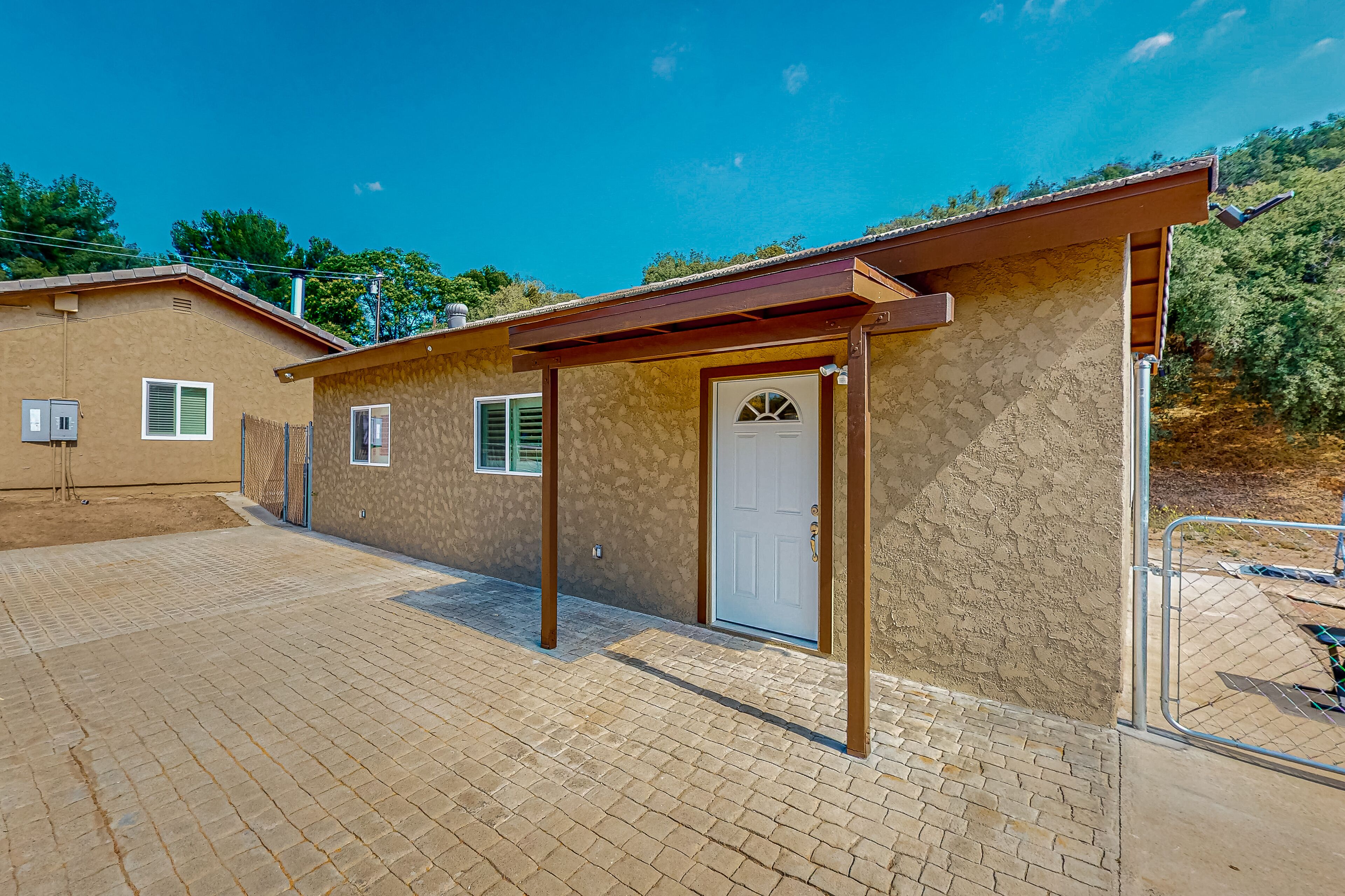 Inviting apartment with tennis, golf, full kitchen, & W/D