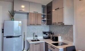 Kühlschrank, Mikrowelle, Herdplatte, Geschirrspüler