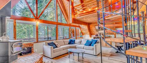 Televisión, chimenea y oficina