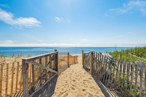 Salisbury Beach Retreat | Direct Beach Access